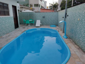 Casa com piscina confortável e perto de tudo